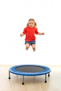 Mädchen spring auf Trampolin